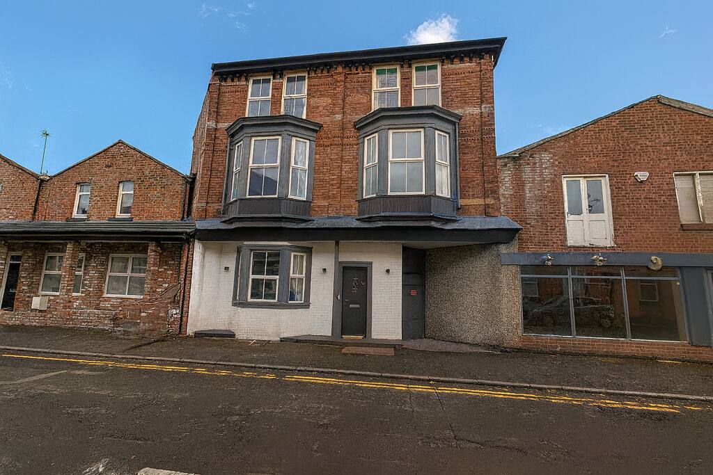 6 Bed Coastal Home with Sauna in Southport