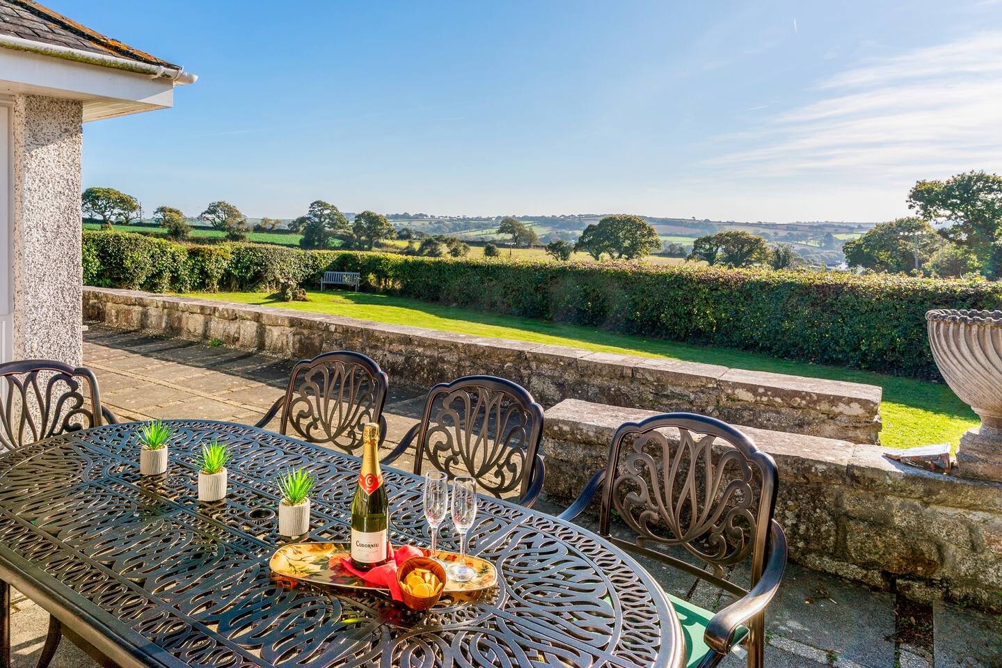 Peaceful country cottage with garden & views