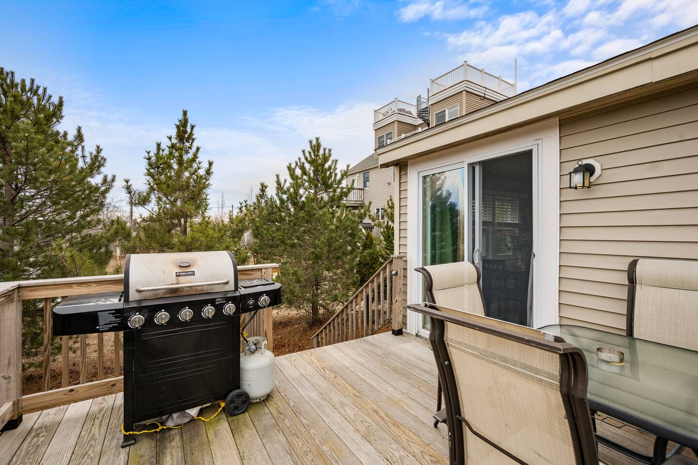 3 BR, Walk to Beach, Fire Pit & Yard, Pet Friendly
