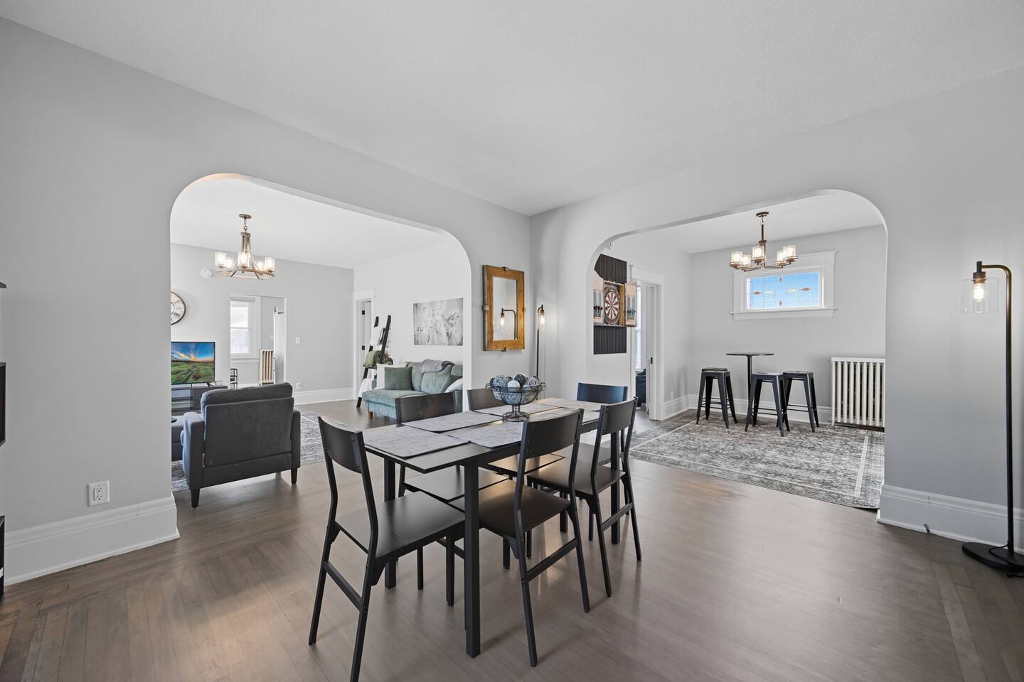 Peace: 4BR-2BT, 2 Kitchens/ 2 Living Rms