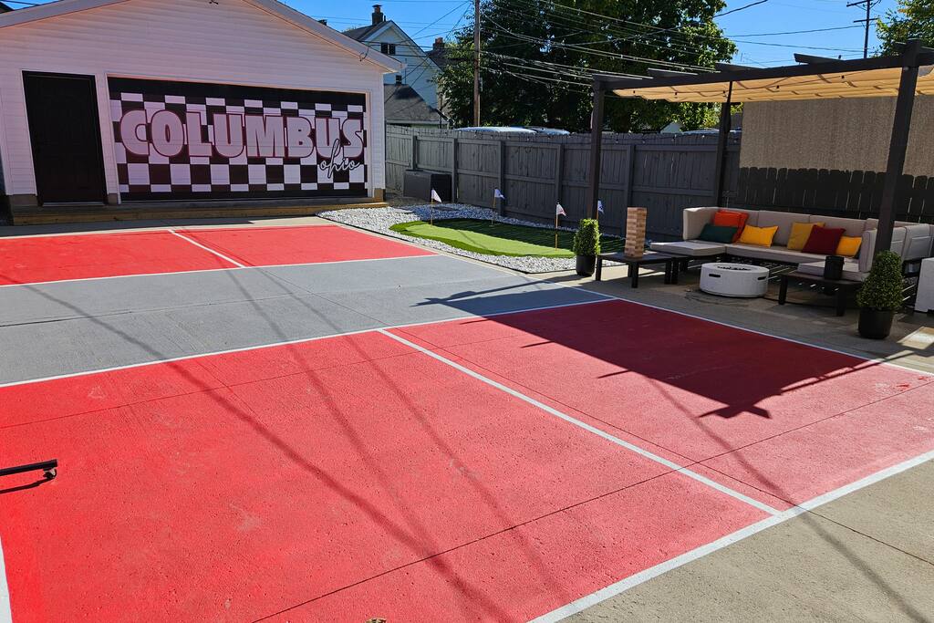 The Funky Fun Haus - Pickleball, Hot Tub, Arcade