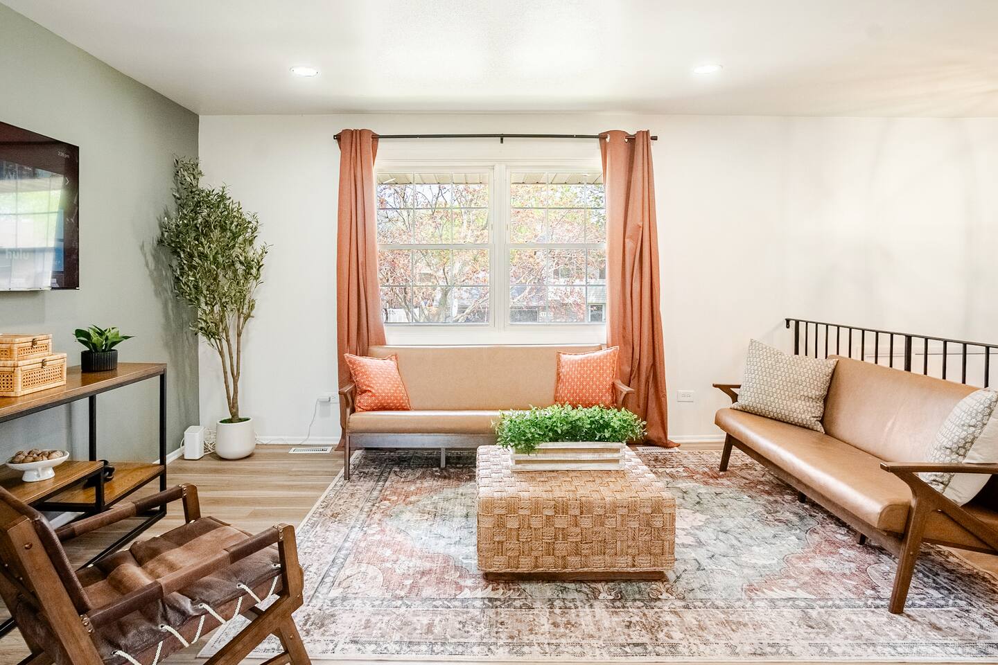 Modern Comfort Near Chicago | 4BR • Sleeps 10 • Pet-Friendly