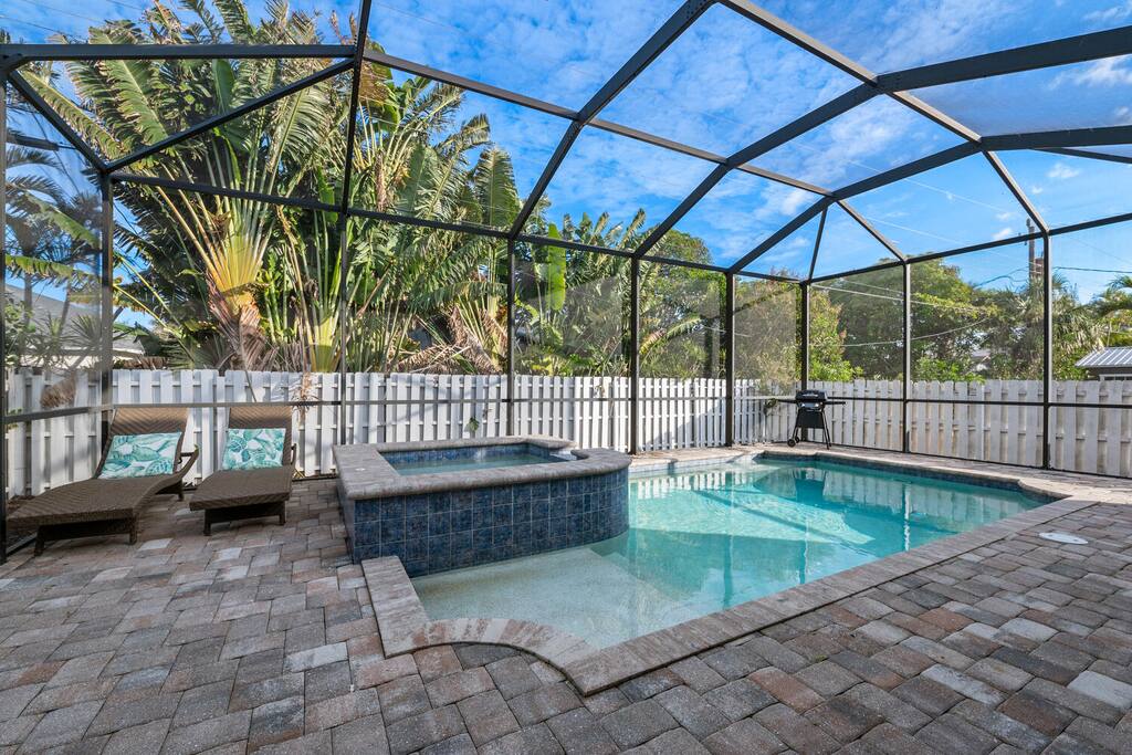 Luxe Home 1 mile to Vanderbilt Beach, Pool & Spa