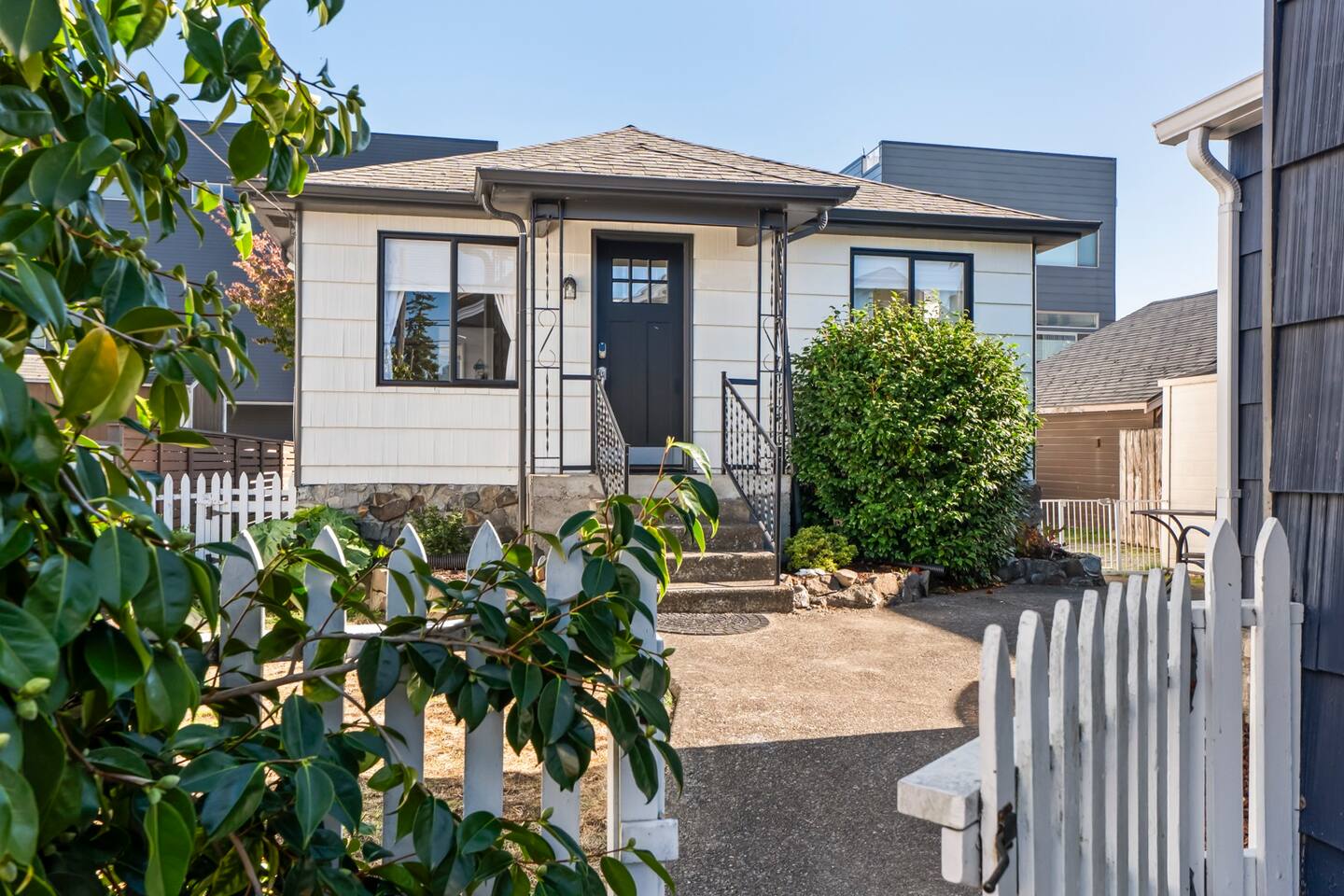 Alki Beach | Parking 2-Cars | 1/2 blk to Park