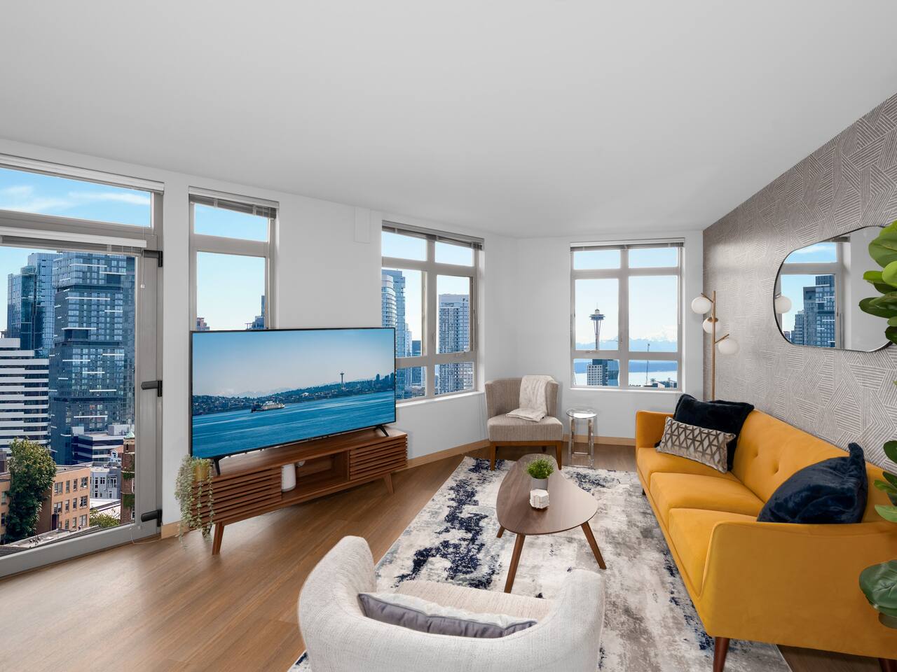 Luxe Space Needle View Suite | Rooftop | Parking