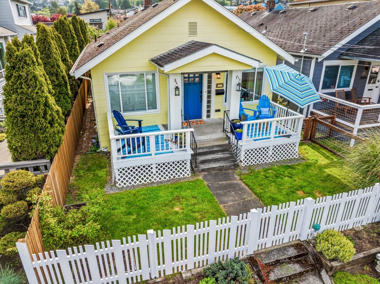 Alki Beach | Cook’s Kitchen BBQ | 2 Parking Spots