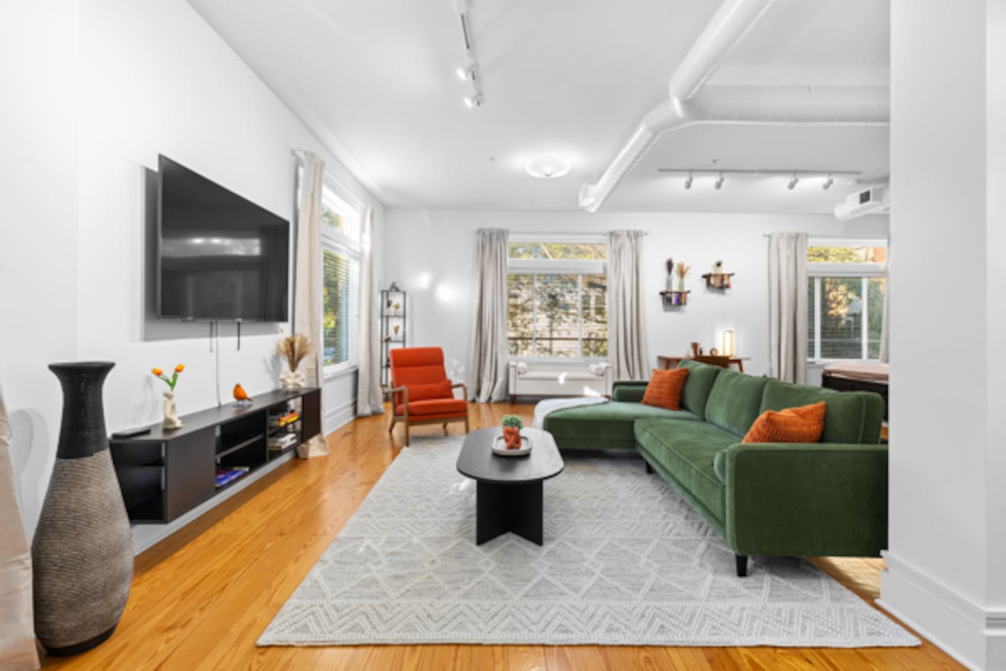 Cozy Studio Near Plaza+Uptown