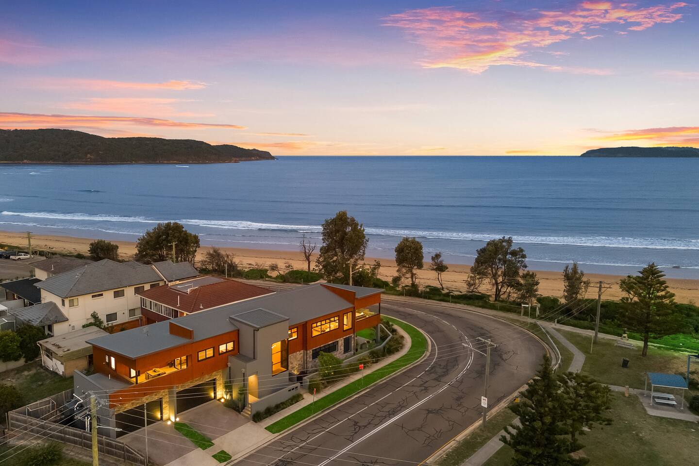 Beachfront Luxury • Patio w BBQ • Air-Con • WiFi