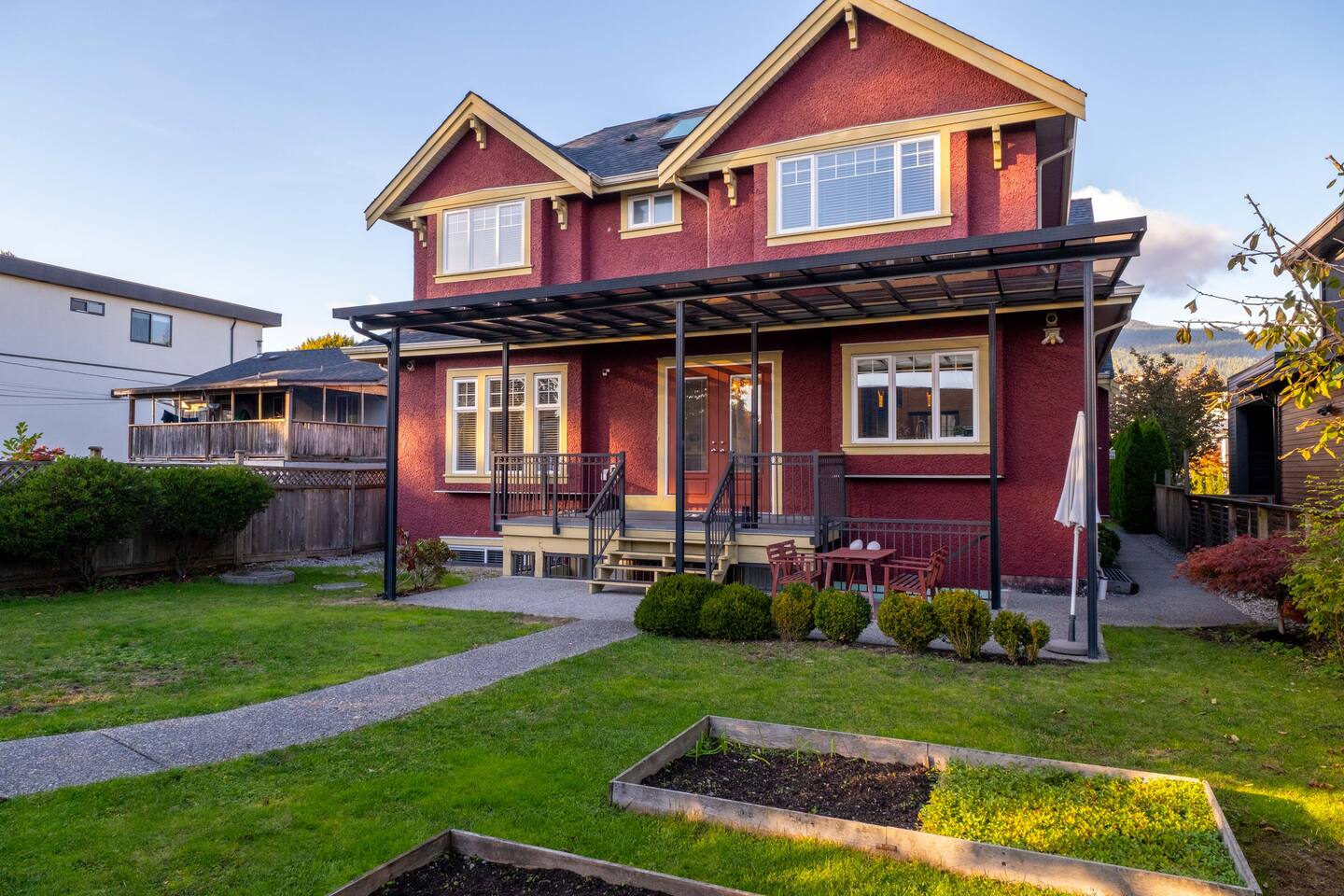 Sunny Luxury Home Mountain View & Central Lonsdale