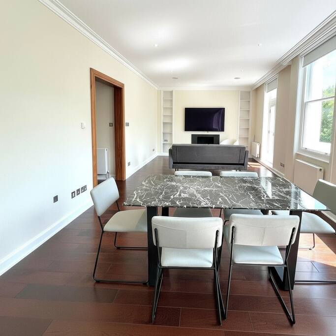 2 bedroom 2 bath Flat overlooking Hyde Park