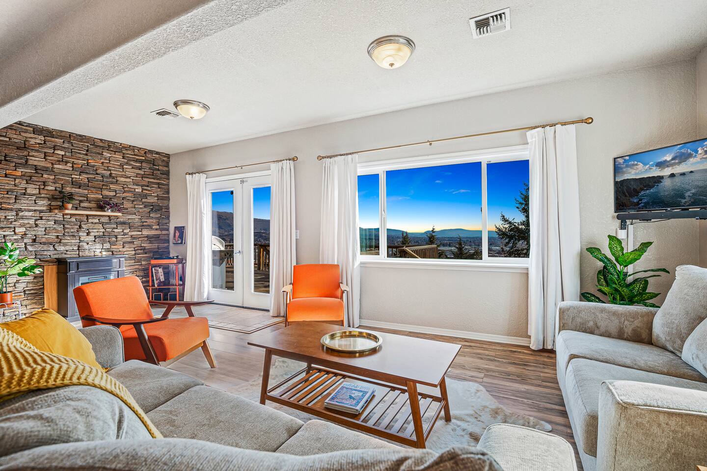 Bird's Eye View - Hot Tub, King Beds, Downtown