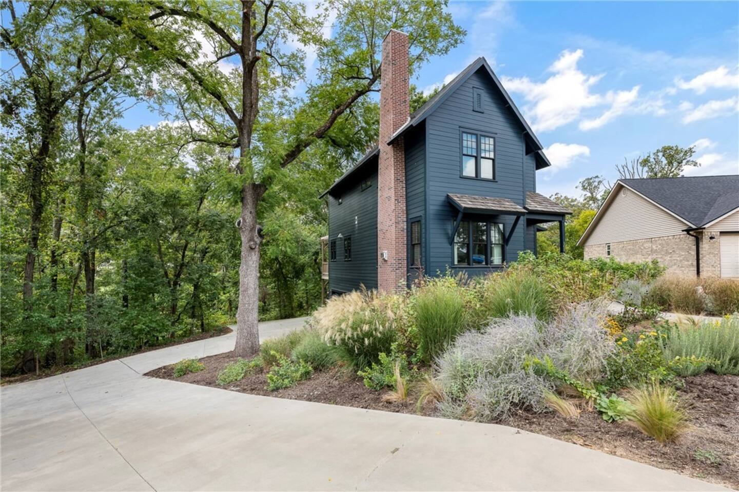 2BR Basement Suite | Hub for MTB & Downtown