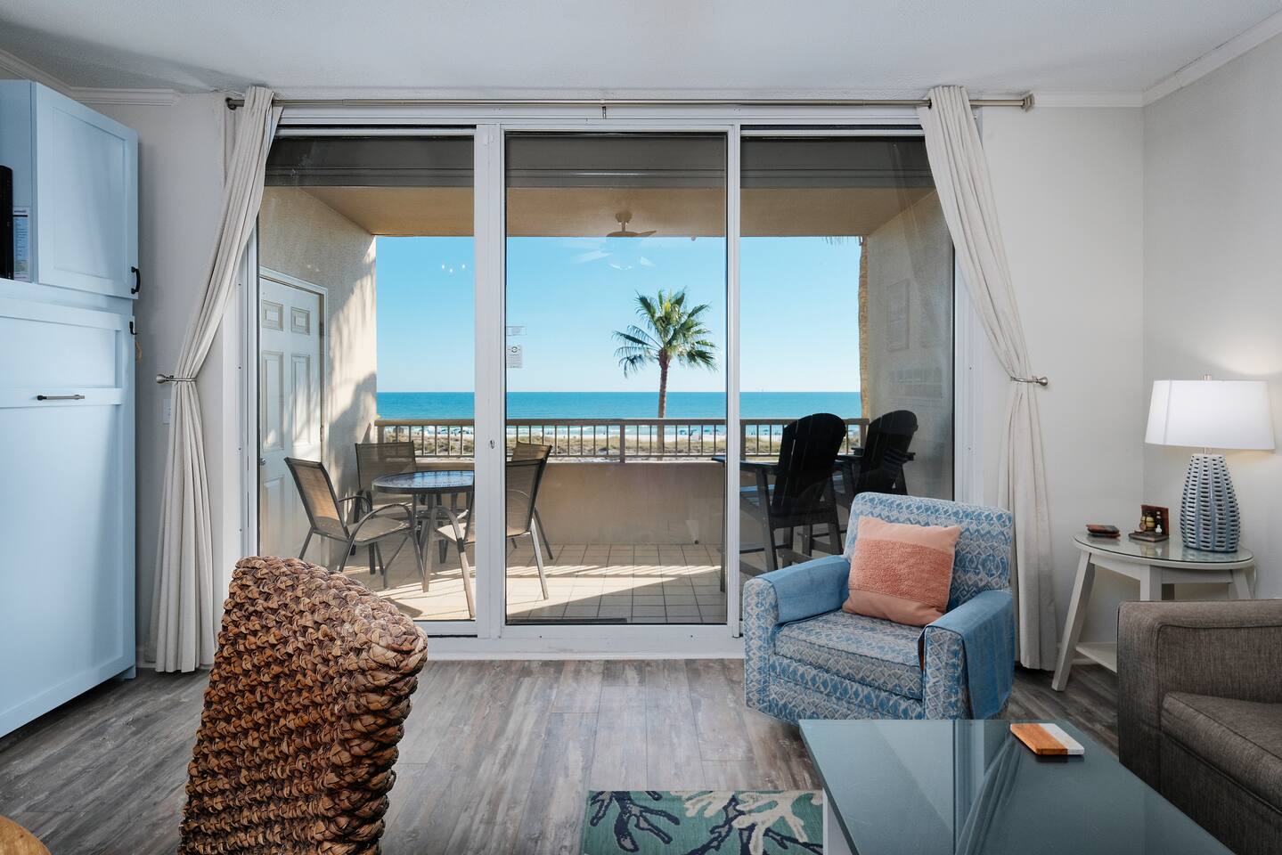 Beachy 309C, Beachfront, Resort, stunning views!