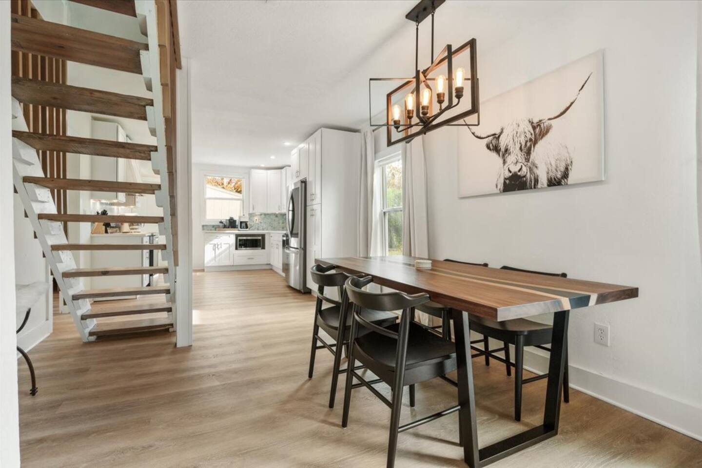 Stylish Scandi Home Near the Plaza