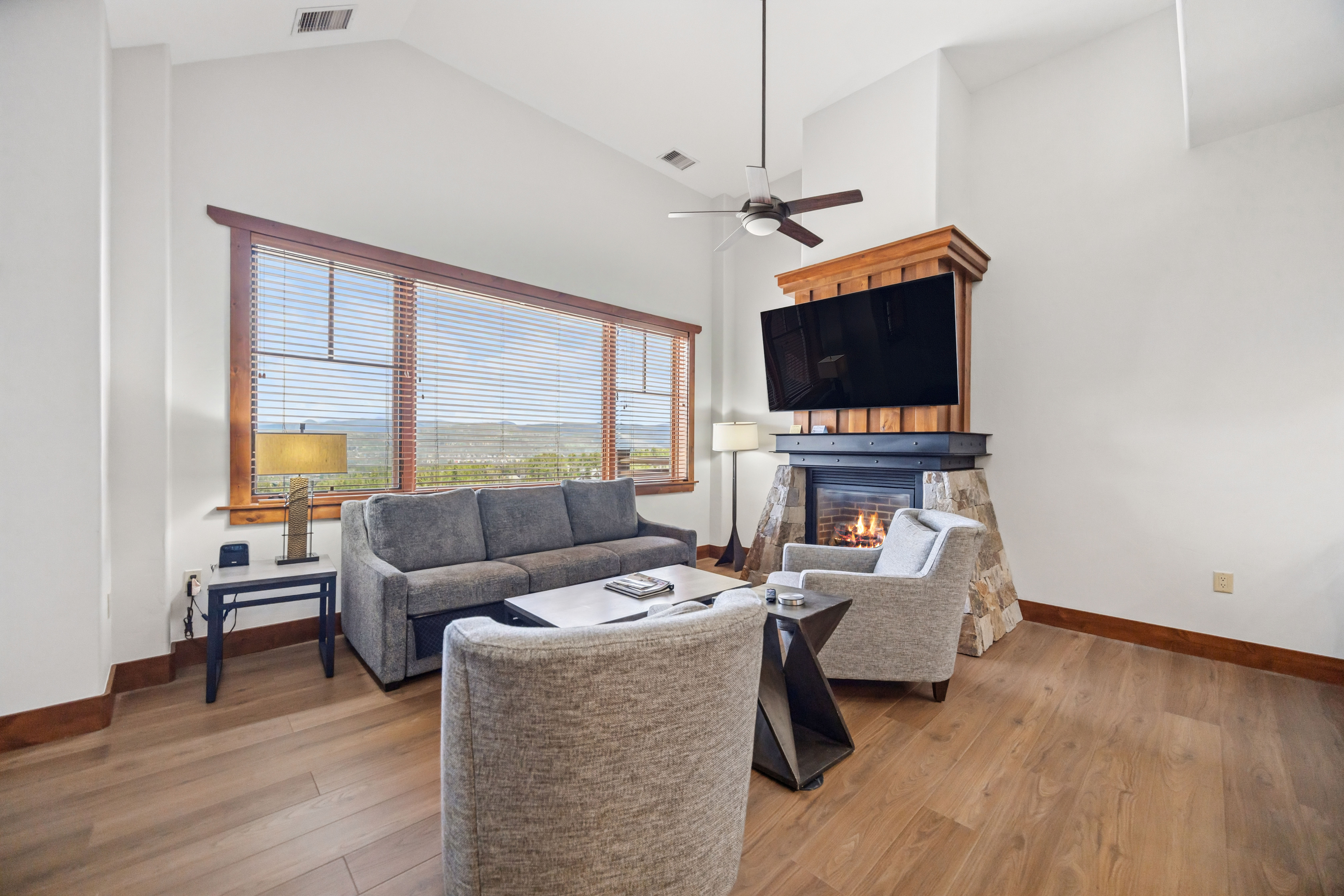 One Ski Hill 8510 Peak 8 Ski In Ski Out Penthouse with Murphy Bed and Premium Amenities — 5