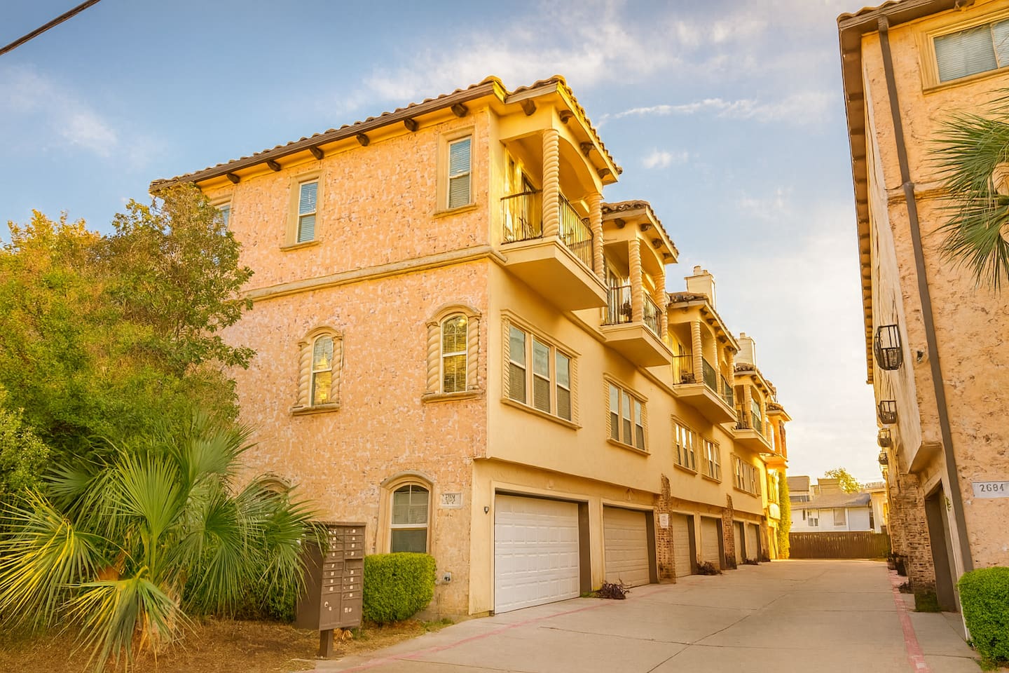 Modern 2BR Townhome w/ Balcony |Walk to Greenville