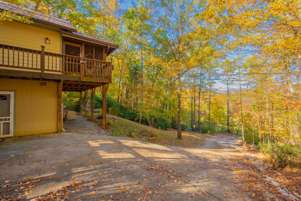 Mountain View Escape-Dog friendly, Screened Porch