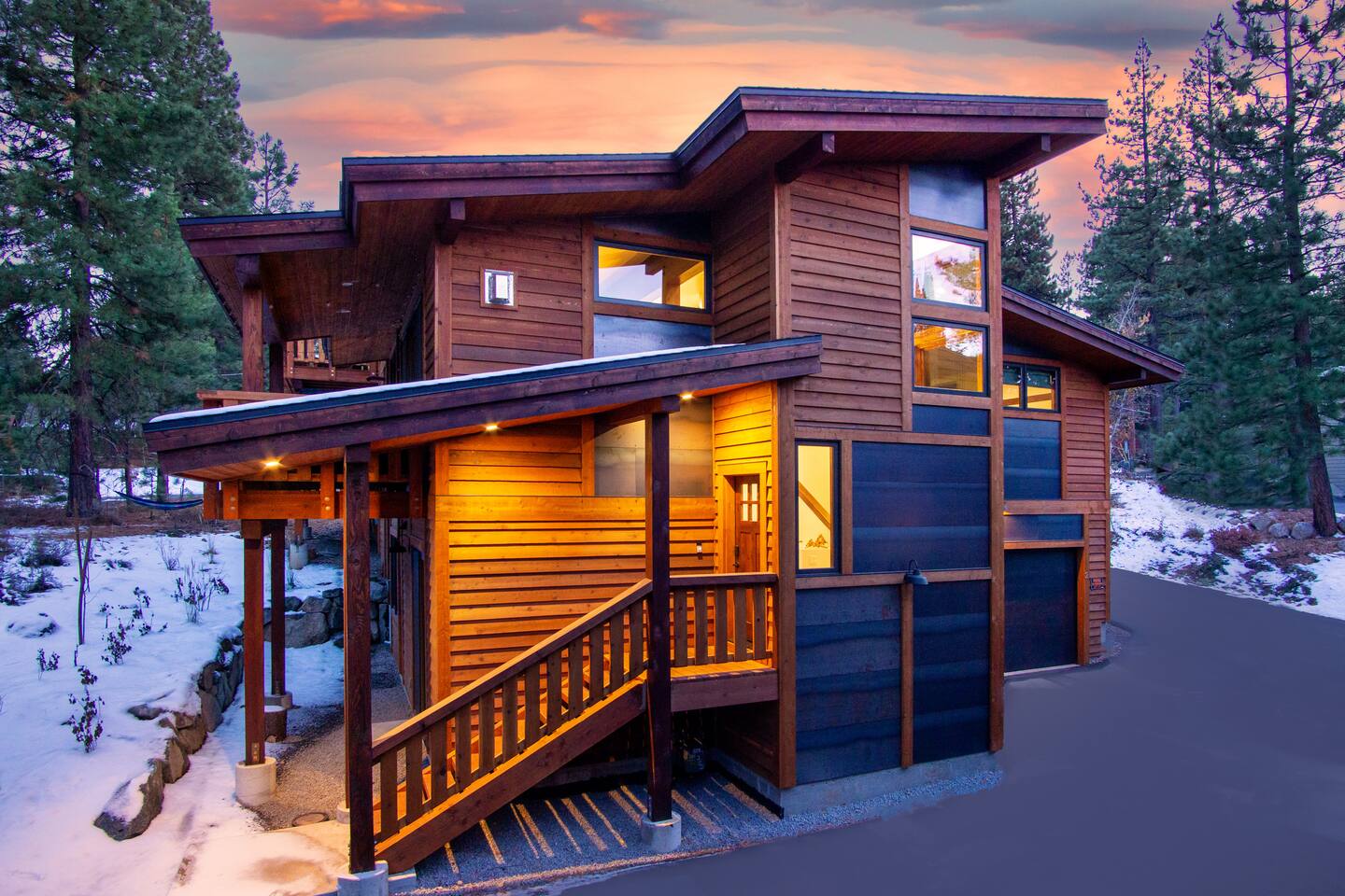Stylish Luxury Townhouse - Walk to Downtown, A/C!