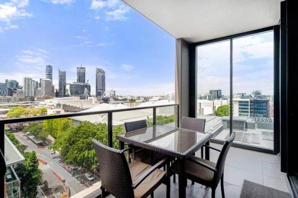 Stunning City & River Views Rooftop Pool Gym