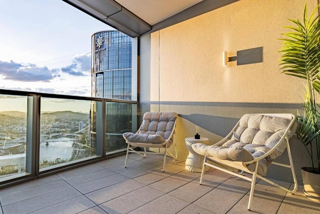 Céleste on the Star — Luxury Riverview 3 Bed Apt