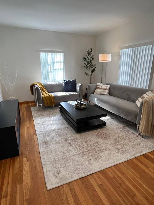 Brentwood 1BR/1BA - Steps Wilshire w Parking & W/D