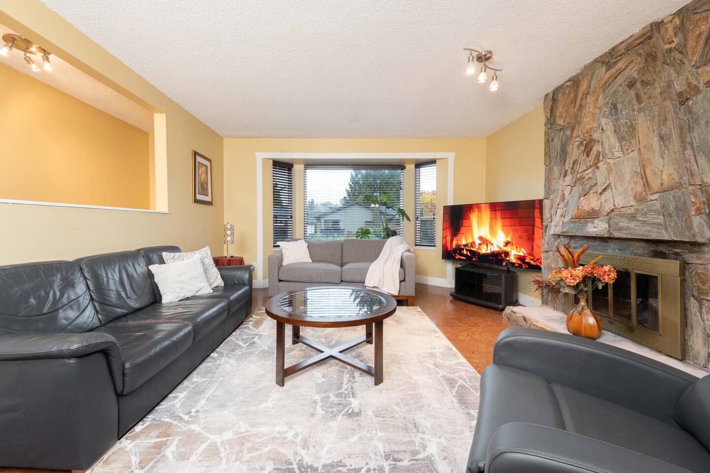 Cozy 3BR Family Home near City Centre & SkyTrain