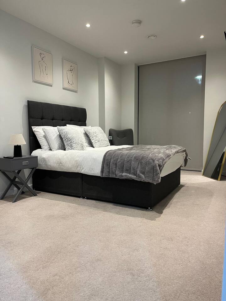 High-end 2 Bed Retreat - AO Arena & Victoria Stn