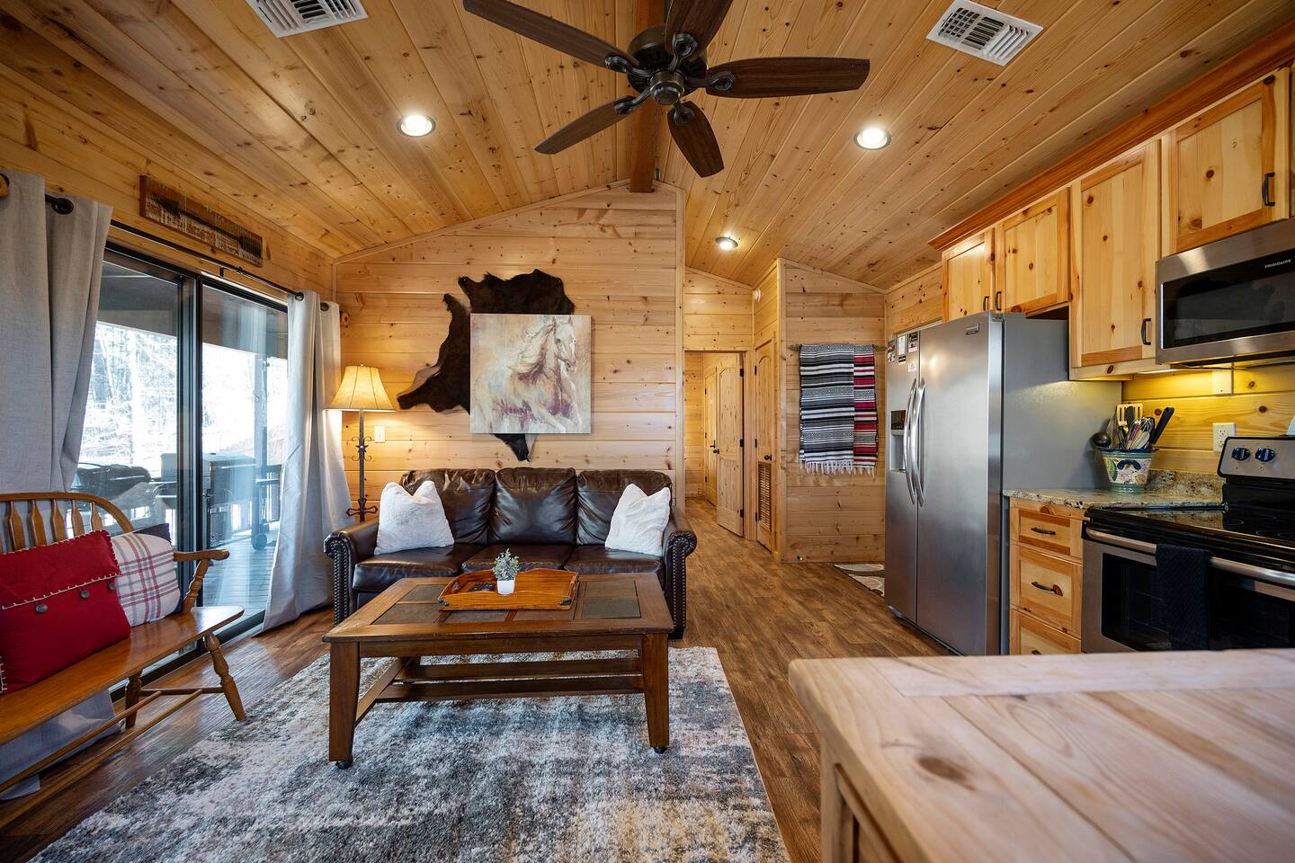 Pet friendly 1 BR Cabin,Hot Tub,Fire Pit,Sleeps 4