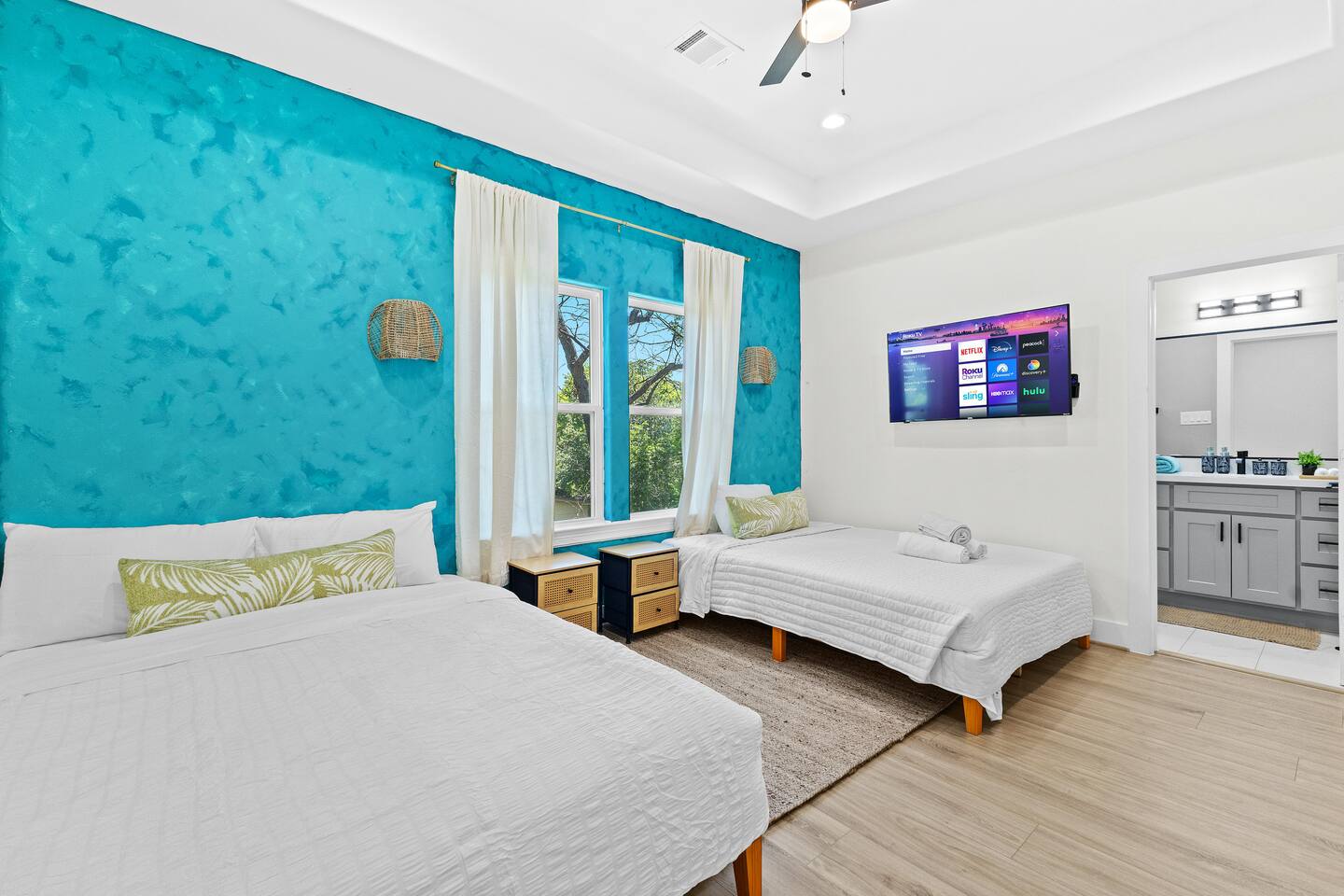 Private Double Queen Bed/Bath | Parking & Coffee