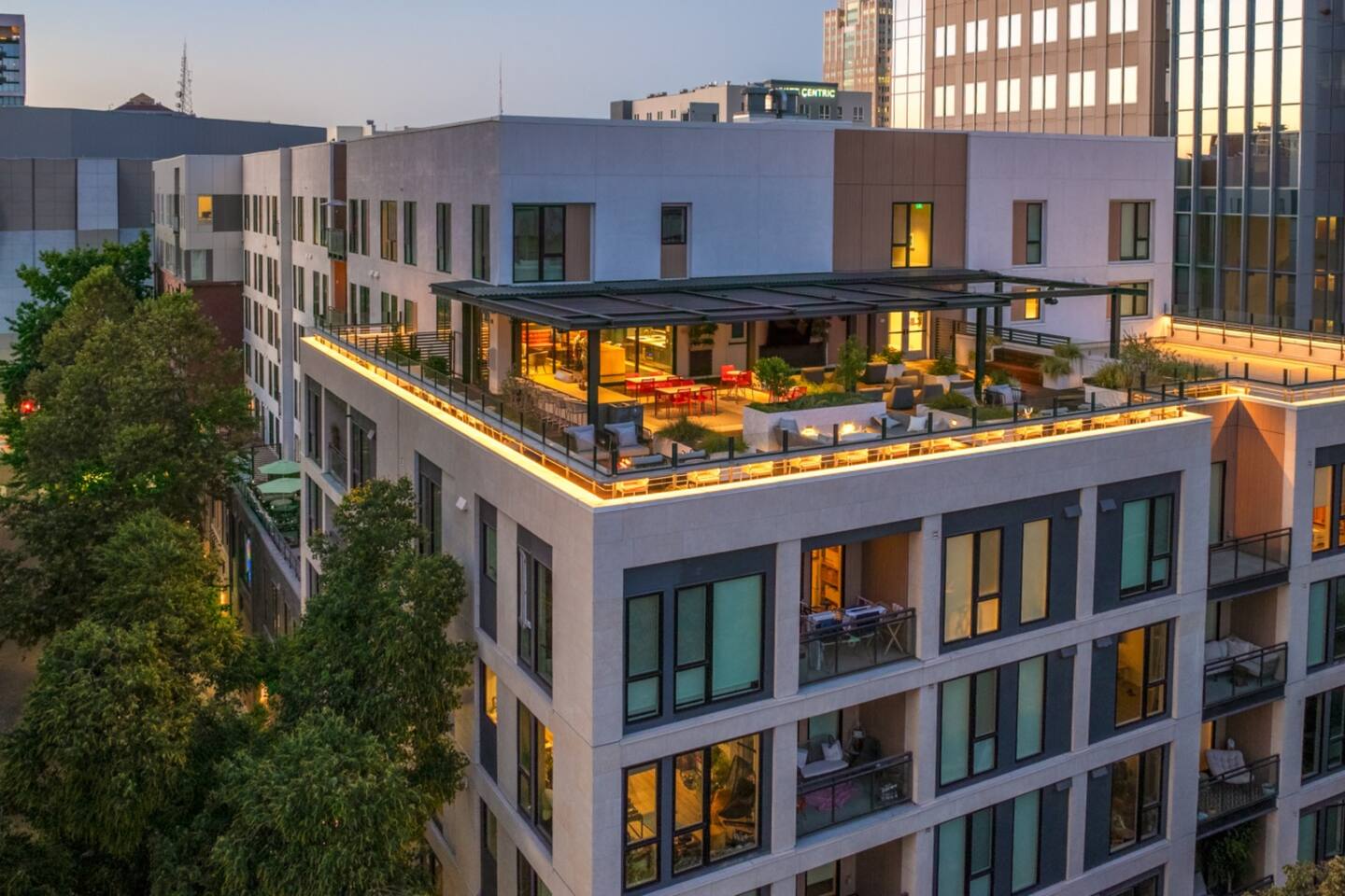 The Eyrie |Group Fun |Luxury DT |Walk to Golden 1