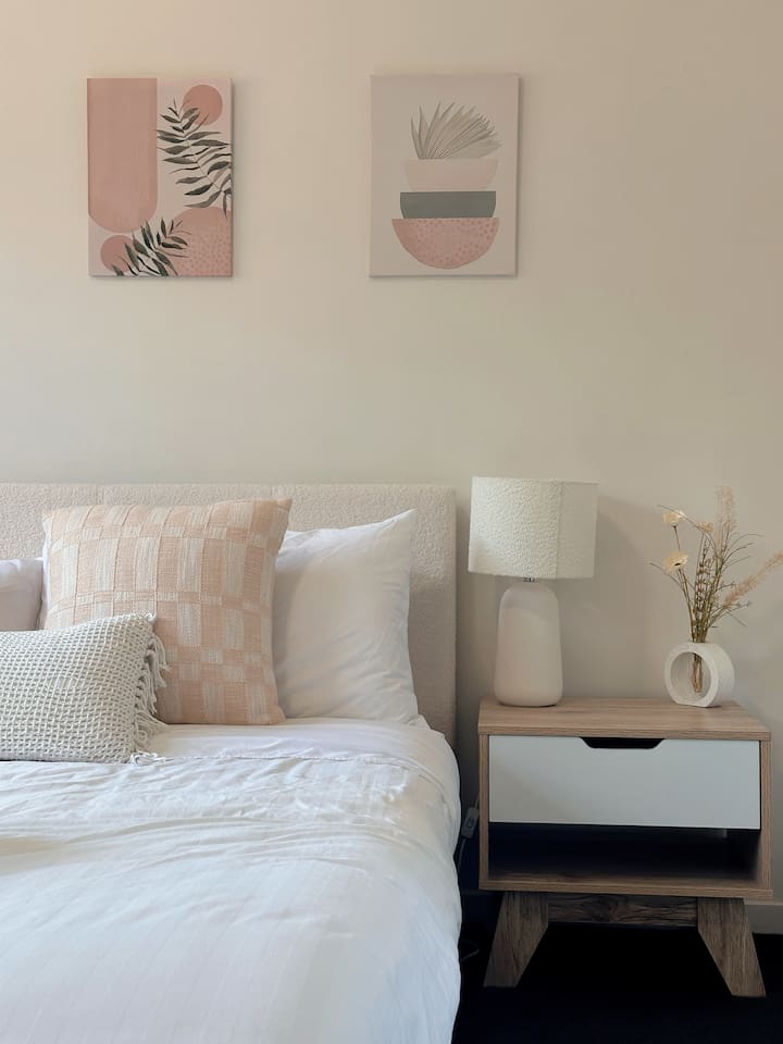 Modern 2BR Retreat - 5min to CBD & Free Parking