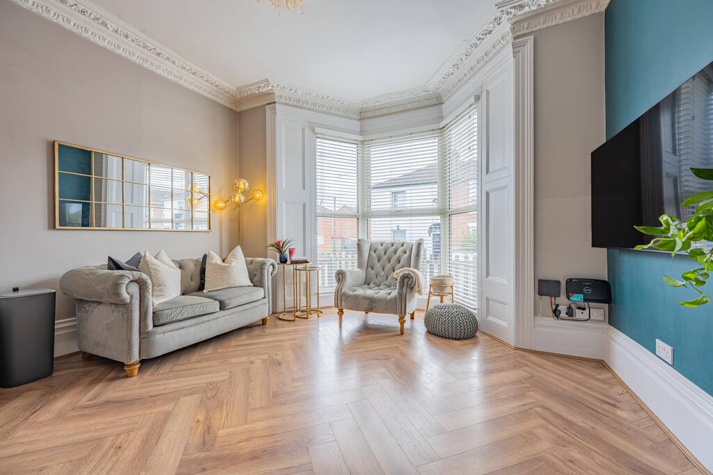 The Middle Hideaway - Chic Double Apartment