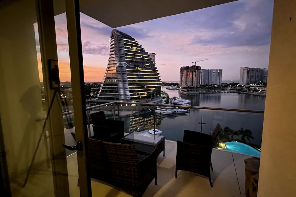 TOP/2BR/Million Dollar Ocean Views/Balcony/Gym/HZ