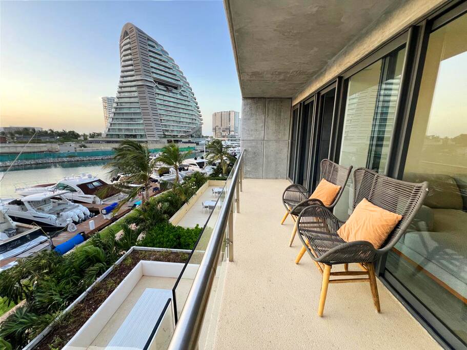 TOP/2BR/Canal & Yacht Views From All Rooms/Balcony