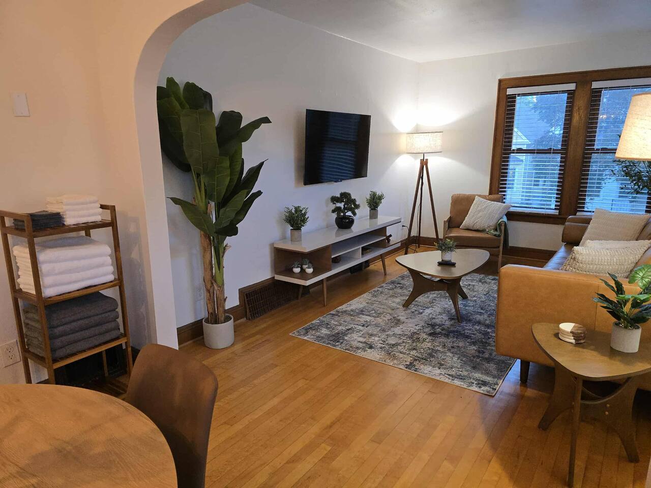 Mid-Century Modern Apt Heart of Bay View + Parking