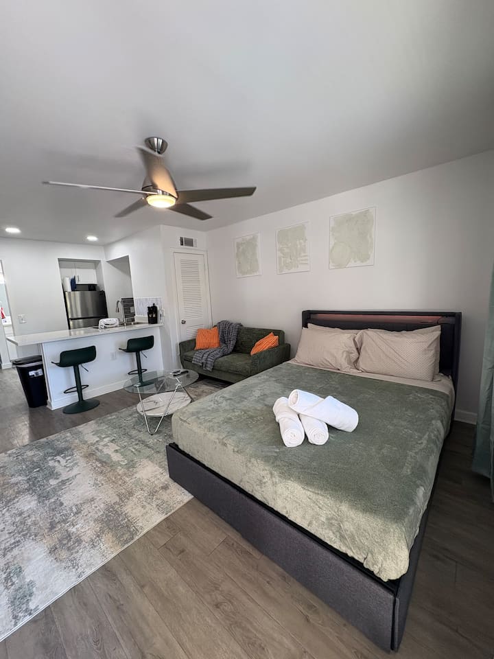 Charming Allandale Studio: Walk to Shops & Dining!