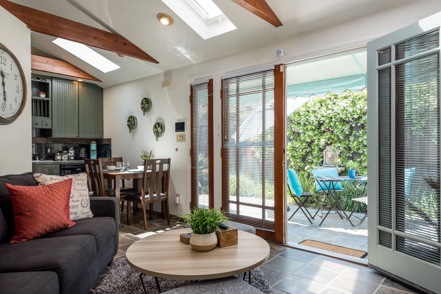 Adorable Garden Cottage near Stanford