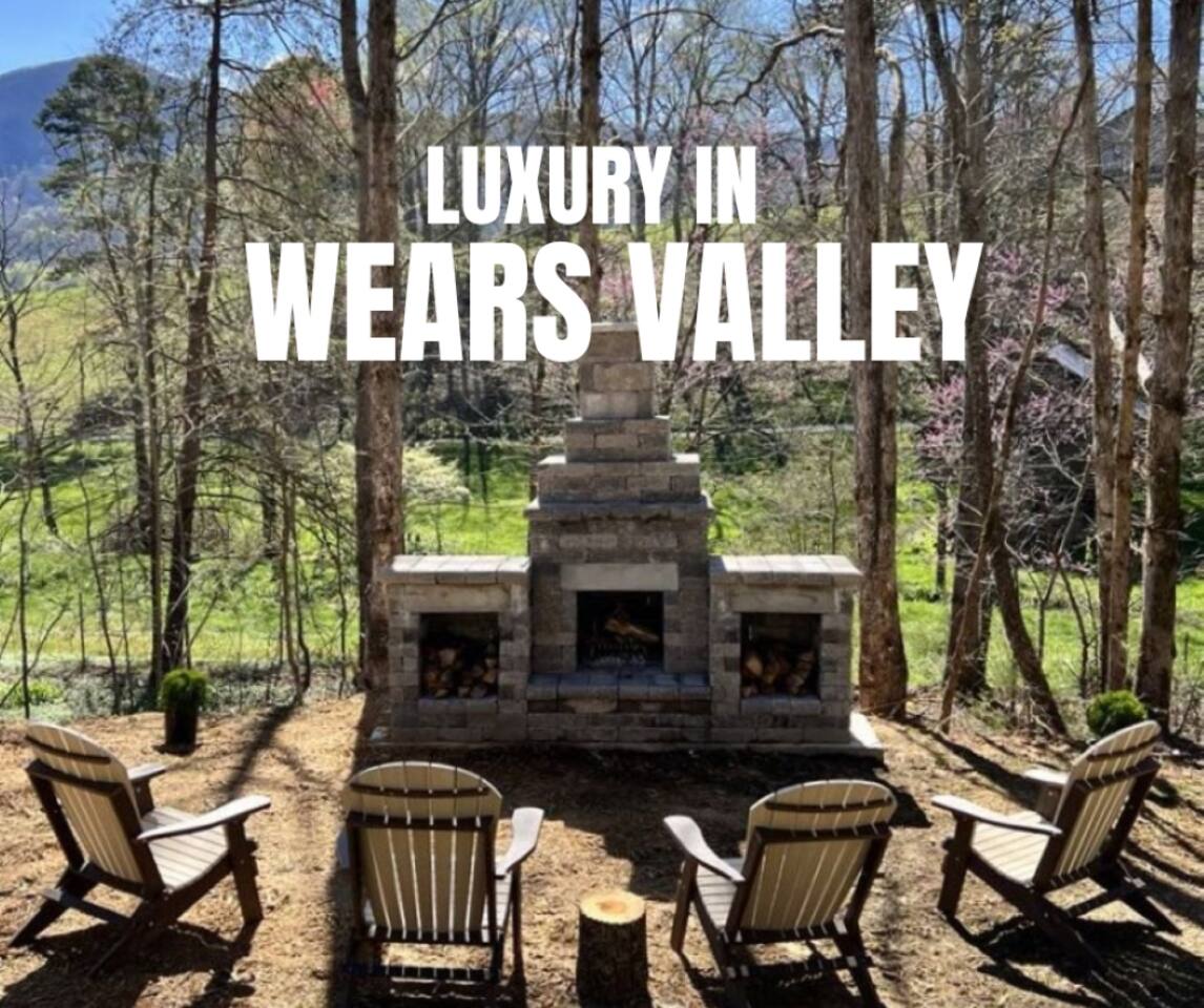 Rustic Luxury~Hot Tub, Fire Pit, Game Room, Views!