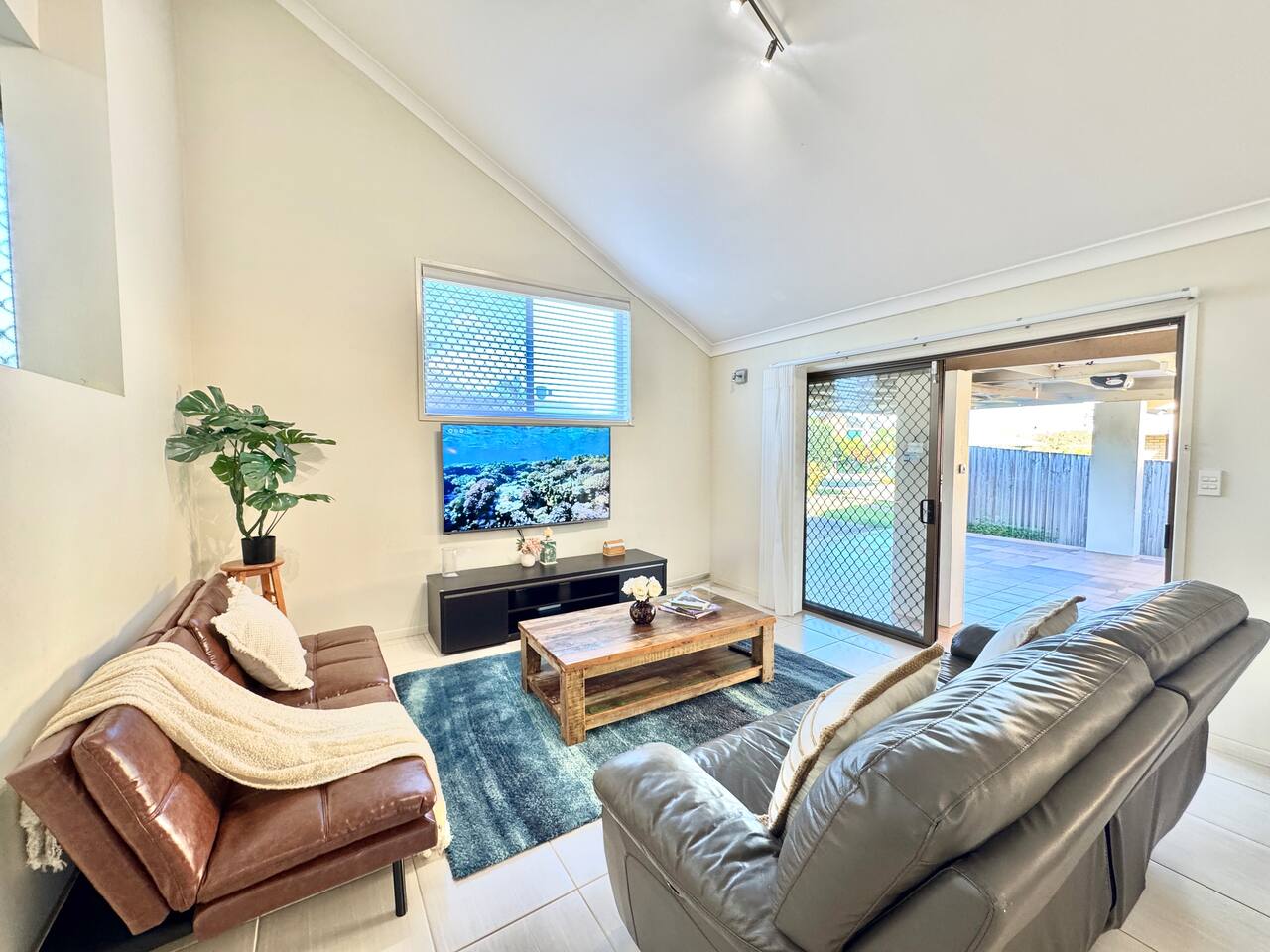 Steps from Sunnybank Hills Shopping •Spacious Home