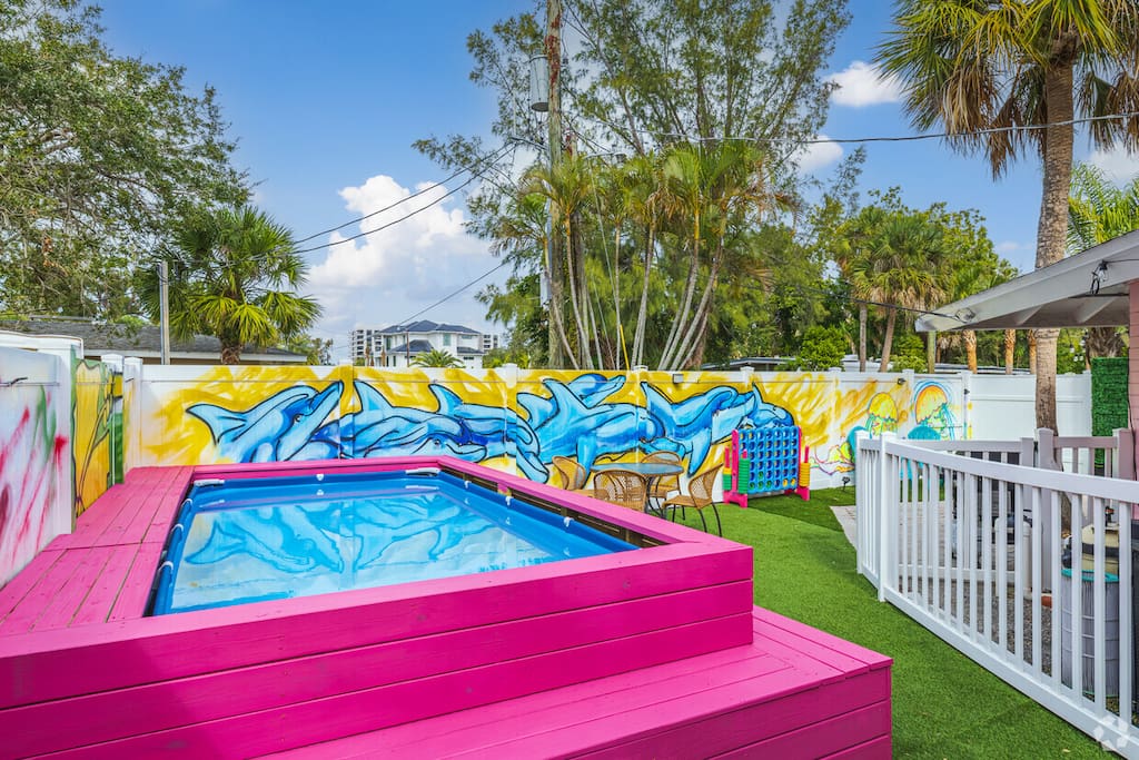 Modern & Bright Escape: Mins Beach, Pool, Hot Tub!