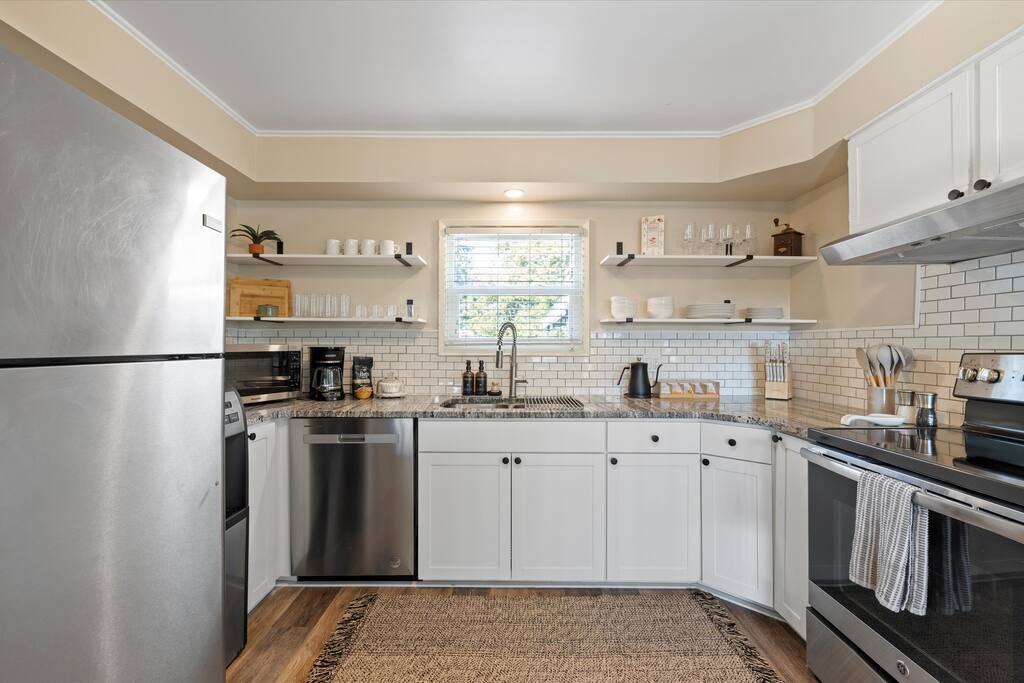 Modern 3bed / 1.5bath • Near Hanford & Riverfront