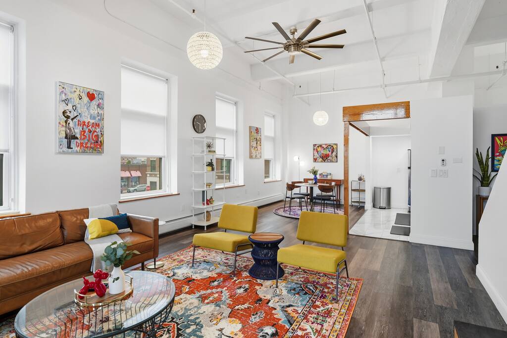 Loft Across from MGM | King bed + Heated Garage