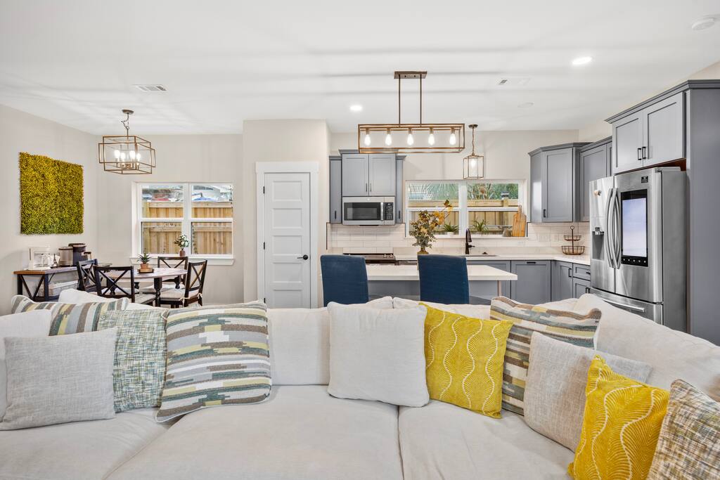 Cozy East Hill Getaway w/ Dedicated Office