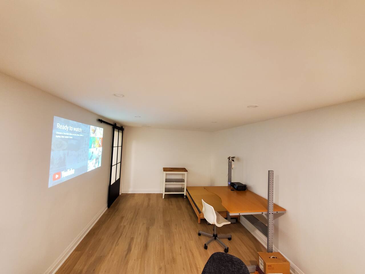 Cozy high ceiling lower unit @ convenient location