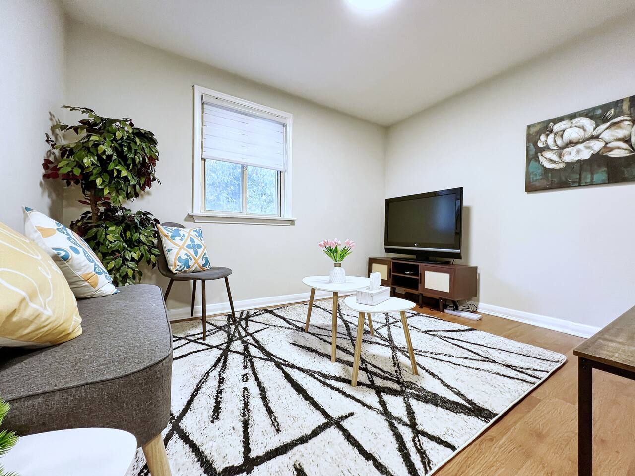 Bright & Cozy two-story home (4 BR+parking)