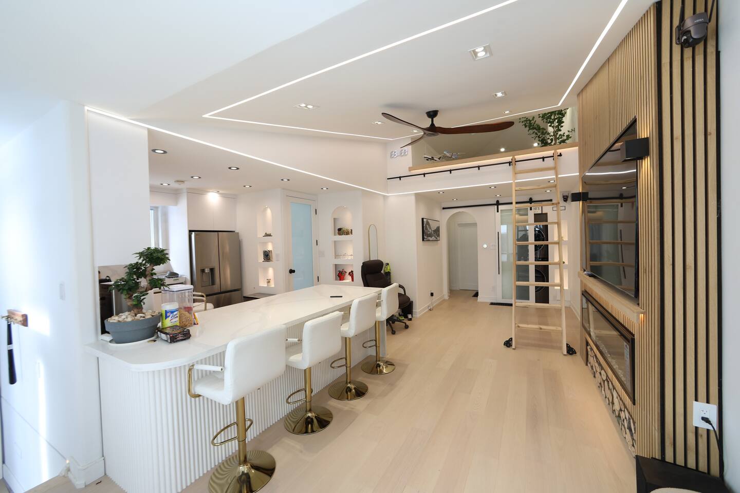 5-Star Designer Home | 3BD +  Theme LOFT