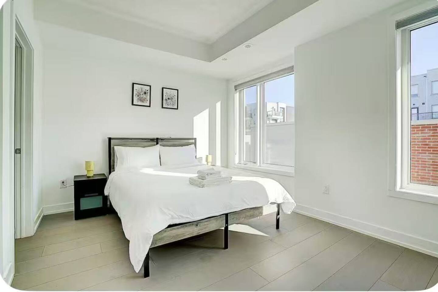 Cozy Netflix Room | Queen Bed by Transit & York U