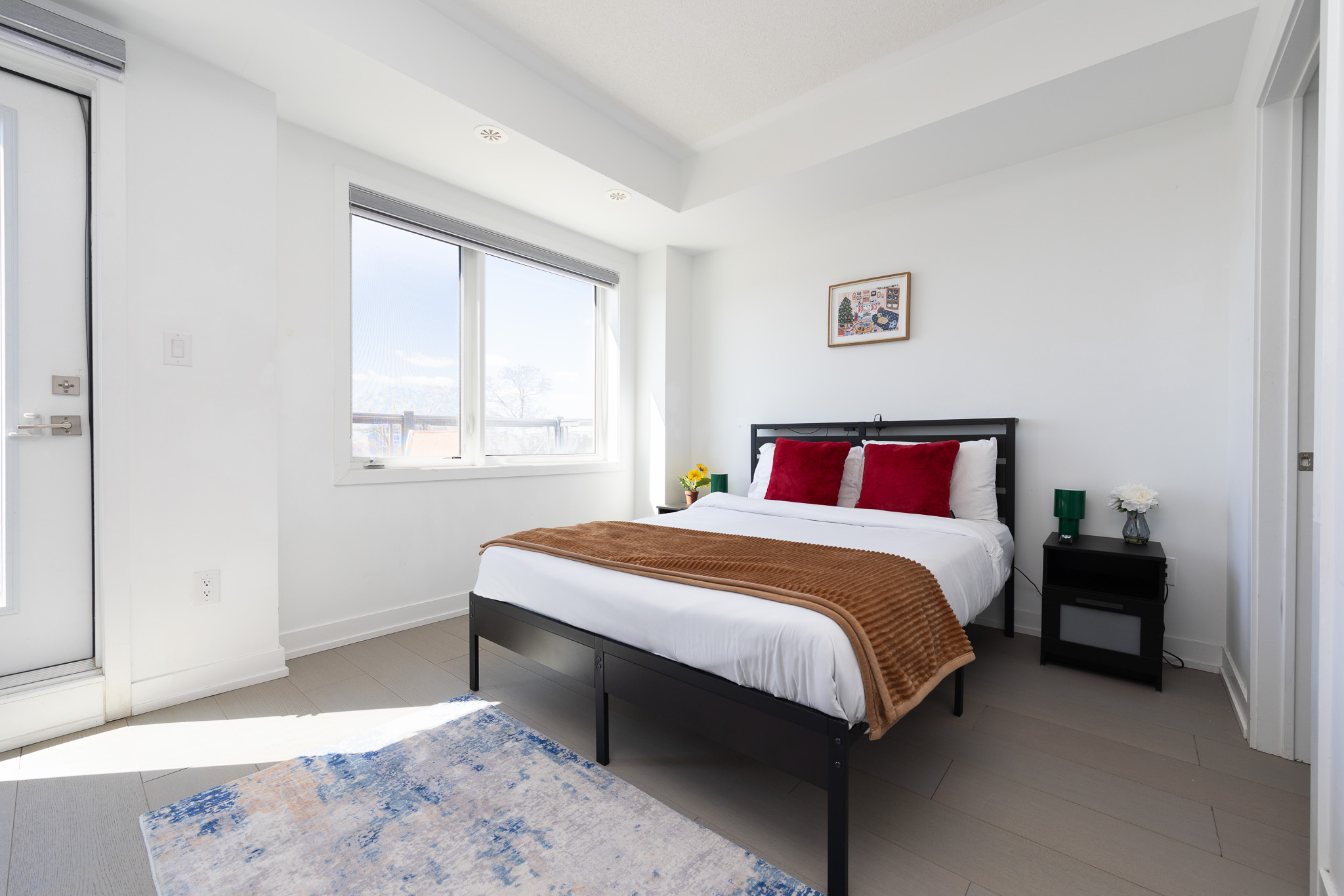 Cozy Netflix Room | Queen Bed by Transit & York U