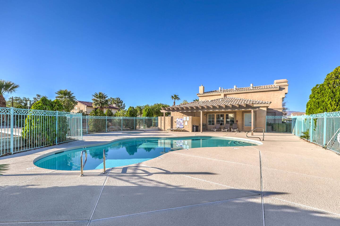 Charming 2BR Apt in Vegas- Pool, Patio, Garden