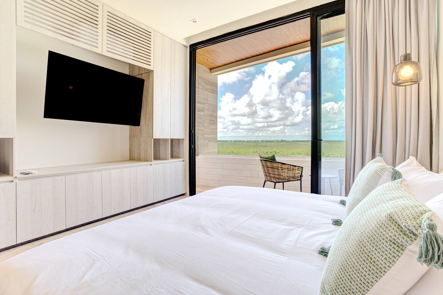 Estudio a la orilla de la playa con alberca